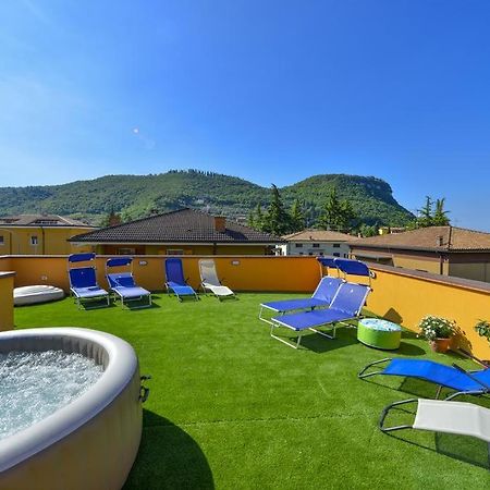 La Terrazza Sul Garda Hotel Bagian luar foto